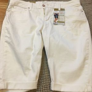 NWT Ladies Levi’s mid rise shorts.